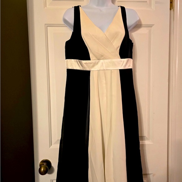 Ann Taylor Crepe Dress Size 10 Black & White Flowy Sleeveless Pleated V Neck - Picture 1 of 8